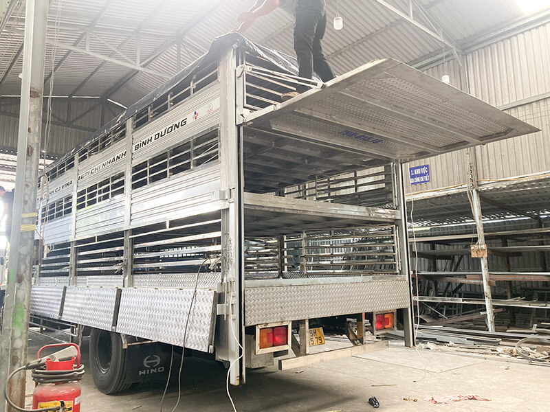 Bửng nâng xe hino 8 tấn thùng chở gia súc