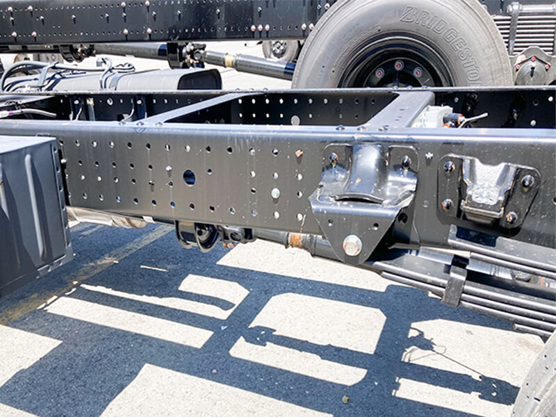 Các lỗ chassi dùng để bắt các chi tiết phụ trên xe hino 1 tấn 9 thùng lửng lắp kính.