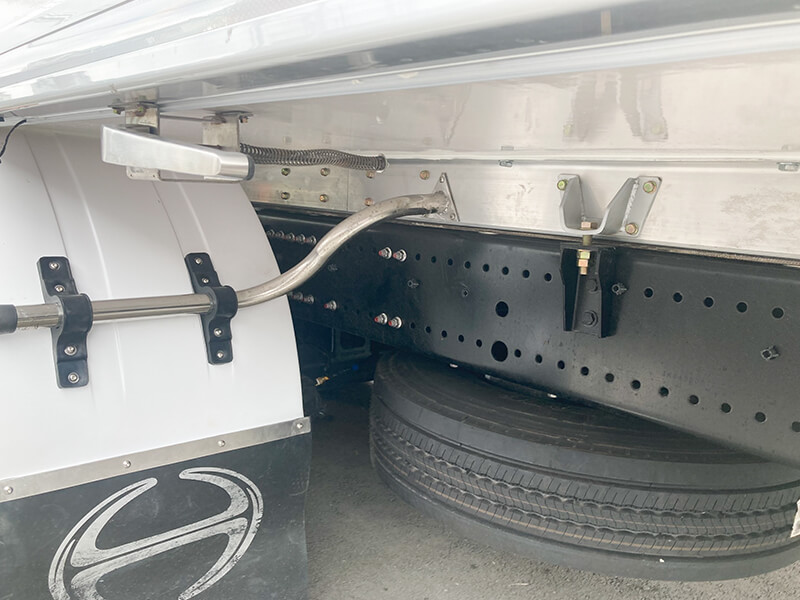 Đà dọc nhôm Z140 trên thùng bảo ôn xe hino 15 tấn.