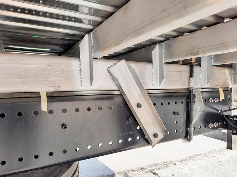 Đà dọc và đà ngang thùng gia cầm bằng inox trên xe hino 3.5 tấn.
