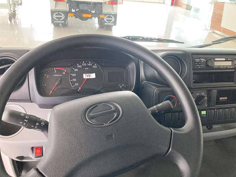 Noi-that-xe-hino-1.9-tan-trang-bi-may-lanh-den-so