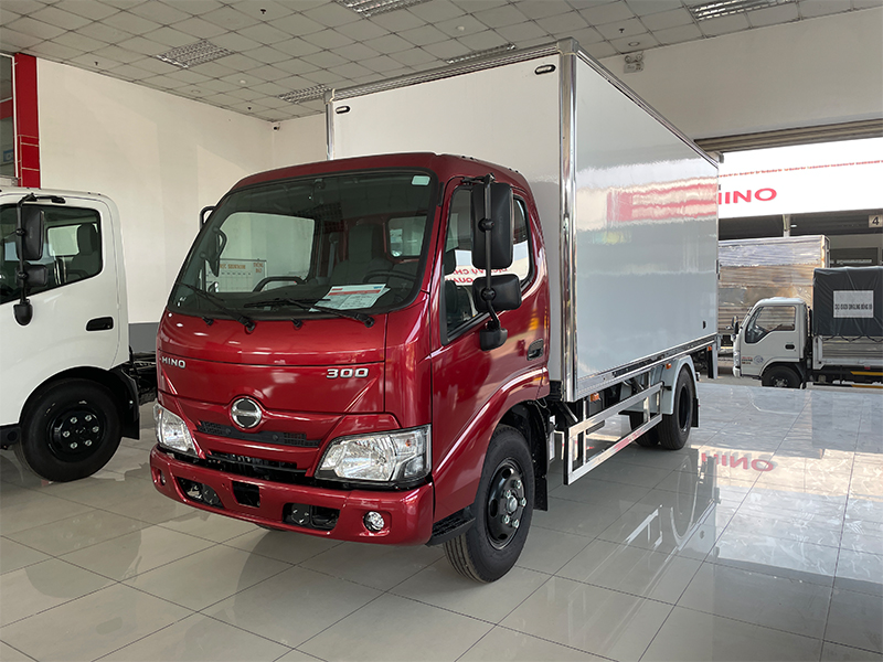 xe-tai-hino-1.9-tan-thung-kin-vach-composite-lap-ban-nang-euro-5