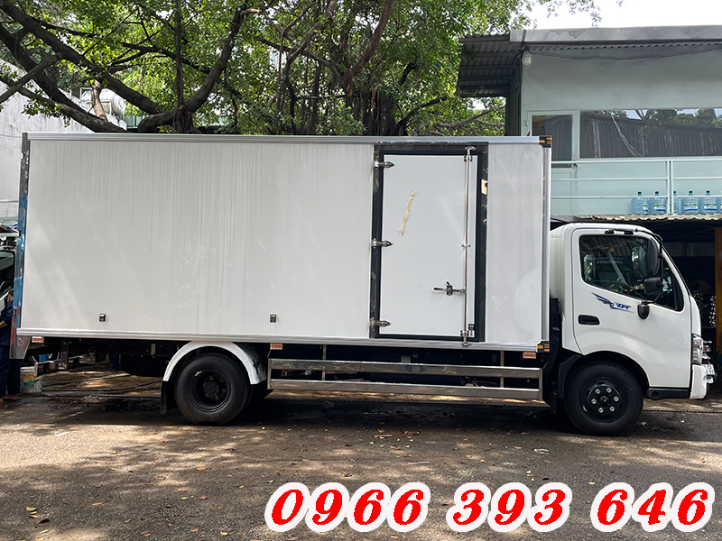 xe-hino-1.9-tan-thung-kin-vach-composite