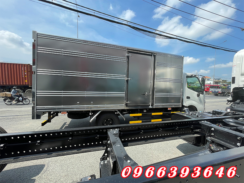 xe-hino-2-tan-5-thung-kin-dai-4-met-5