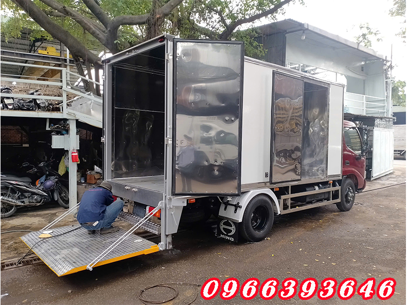 xe-hino-2t5-thung-kin-ban-nang