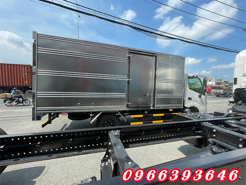 xe-hino-2t5-thung-kin-tieu-chuan