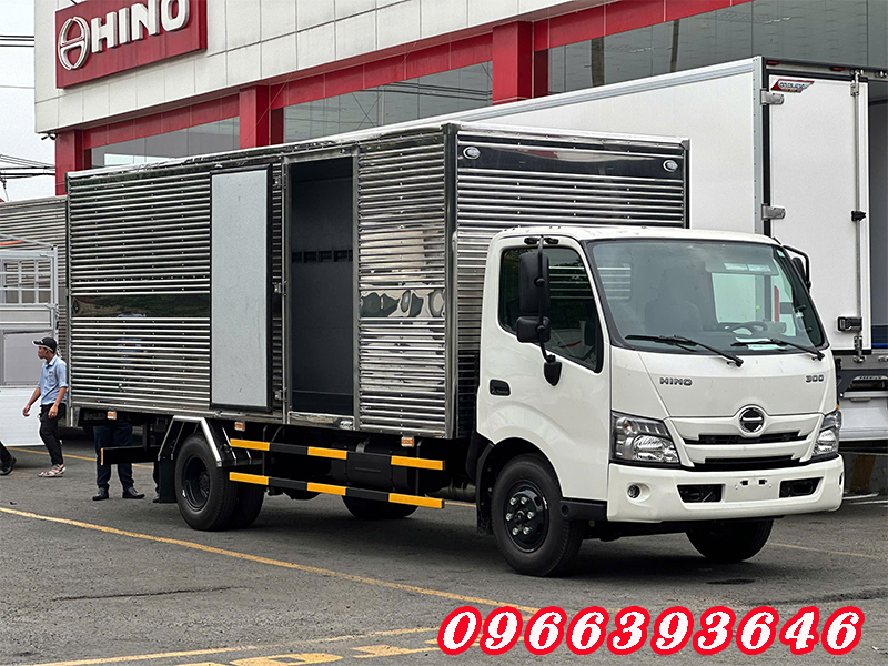 xe-hino-3t5-thung-kin-tieu-chuan