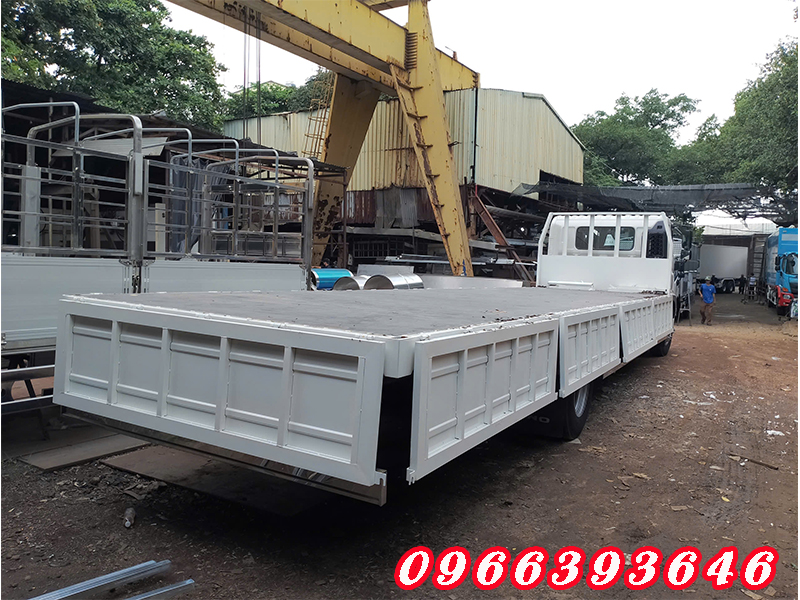 xe-hino-8-tan-thung-lung-mot-vach
