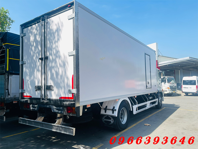 xe-hino-FG-8-tan-dong-lanh-thung-dai-7-met