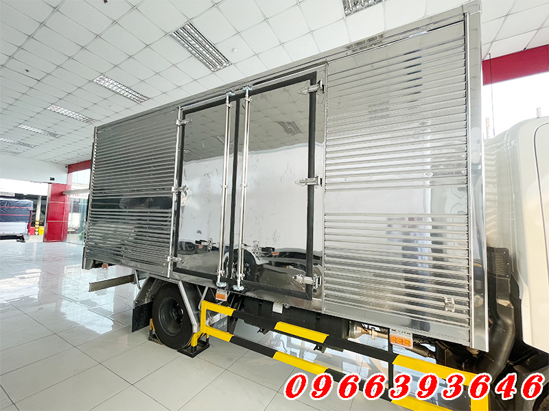 cua-hong-mo-hai-canh