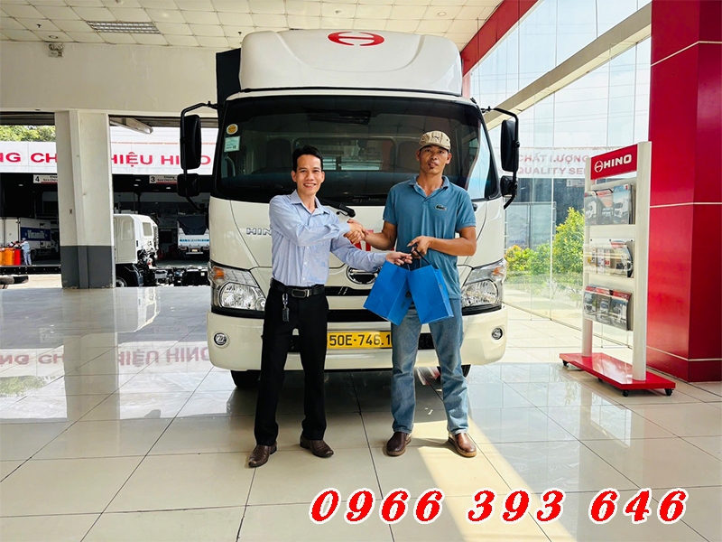 ban-giao-xe-hino-xzu-710-2.5-tan-mui-bat-nhom