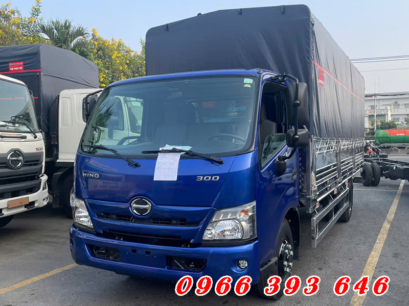 Bàn giao xe hino xzu 730 5 tấn mui bạt full inox ca bin màu xanh