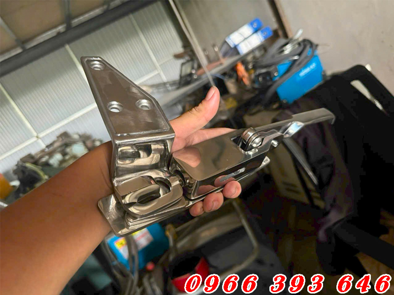 khoa-tom-ban-le-inox-cao-cap