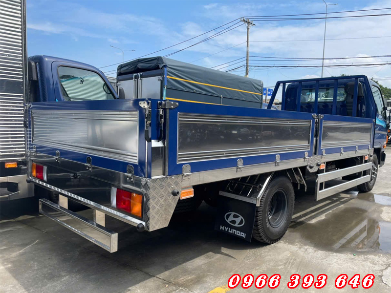 gia-xe-hyundai-w11xl-thung-lung-cho-kinh-tu-800-trieu